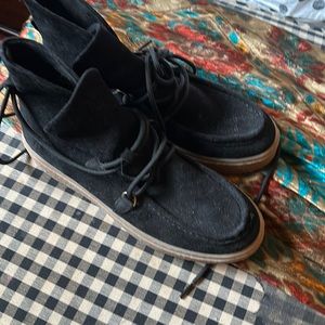 Hush puppies size 8.5  black suede ankle   boots